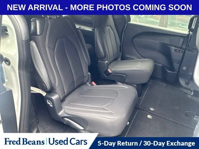 Used 2024 Chrysler Pacifica Touring FWD image 15