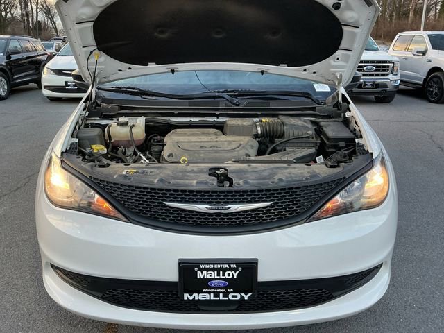 Used 2024 Chrysler Voyager LX image 20