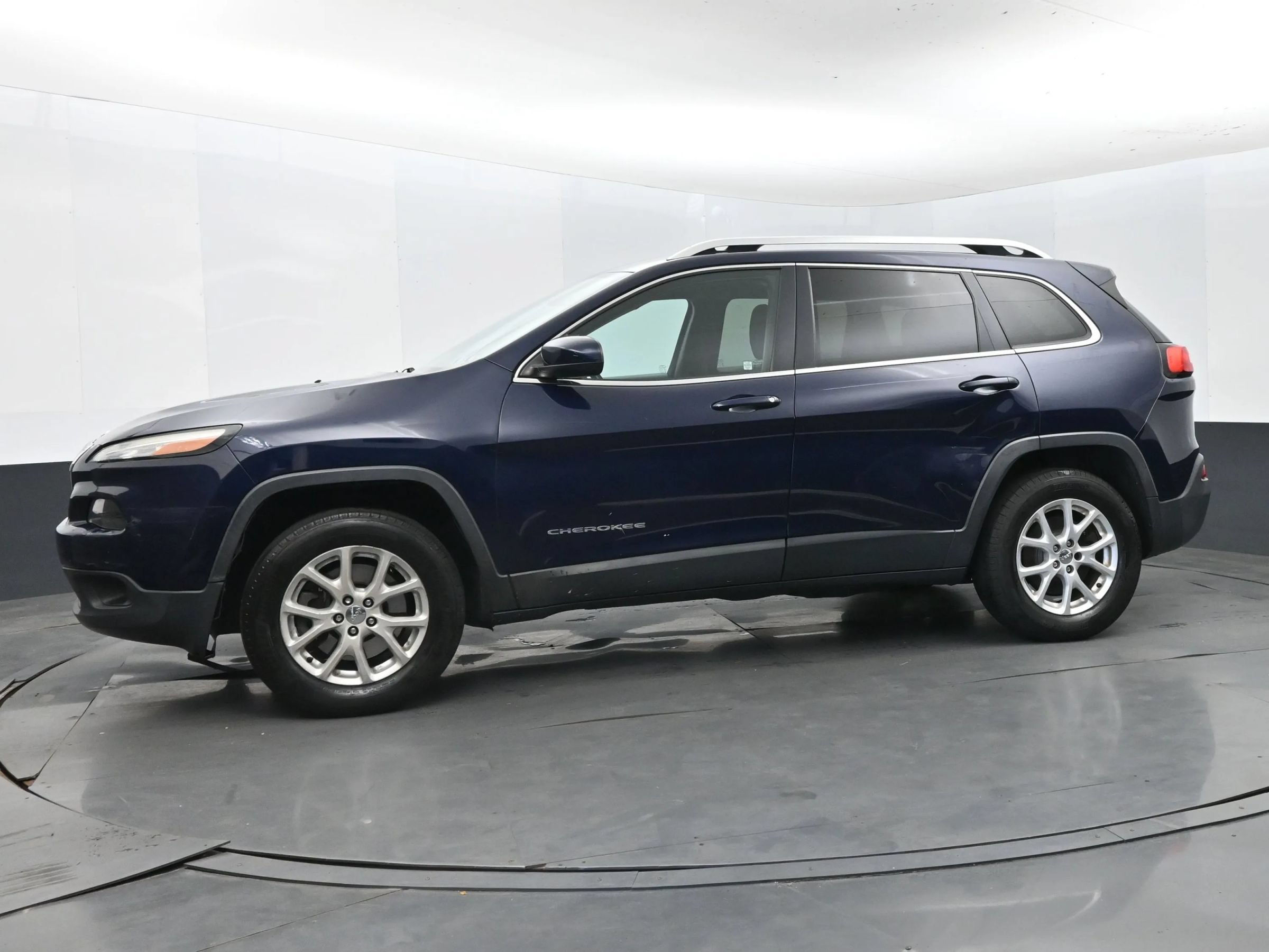 Used 2014 Jeep Cherokee Latitude w/ Cold Weather Group AWD/4WD image 4