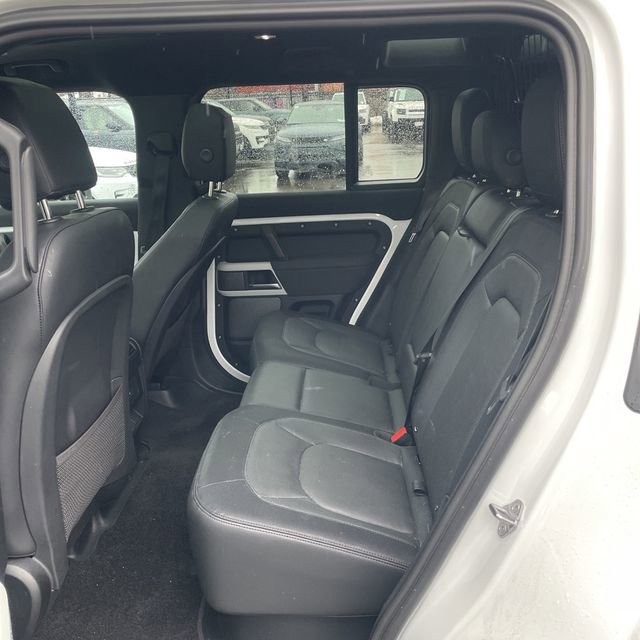 Used 2023 Land Rover Defender 110 X-Dynamic SE image 9