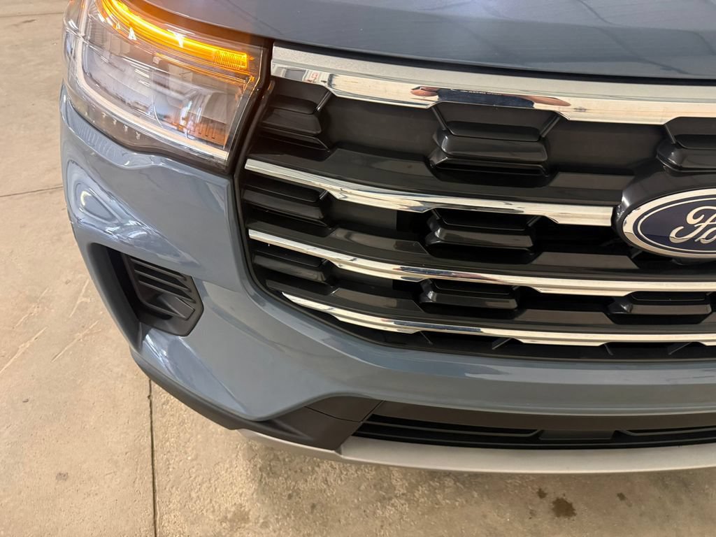 Used 2025 Ford Explorer Active AWD/4WD image 5