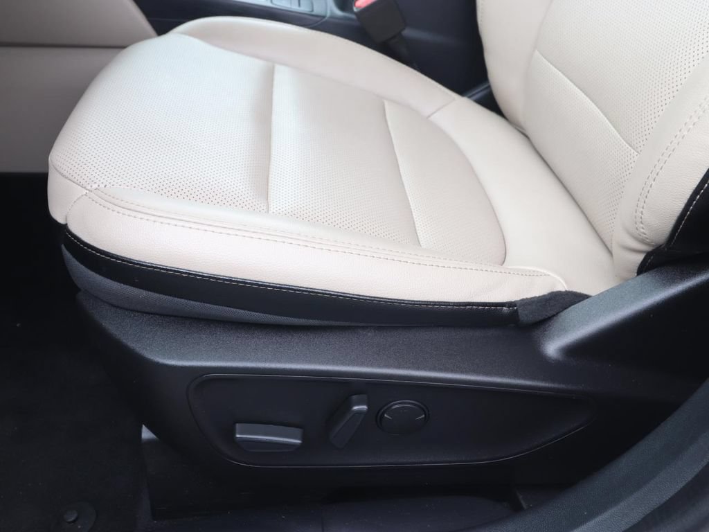 Used 2022 Ford Escape SEL FWD image 16