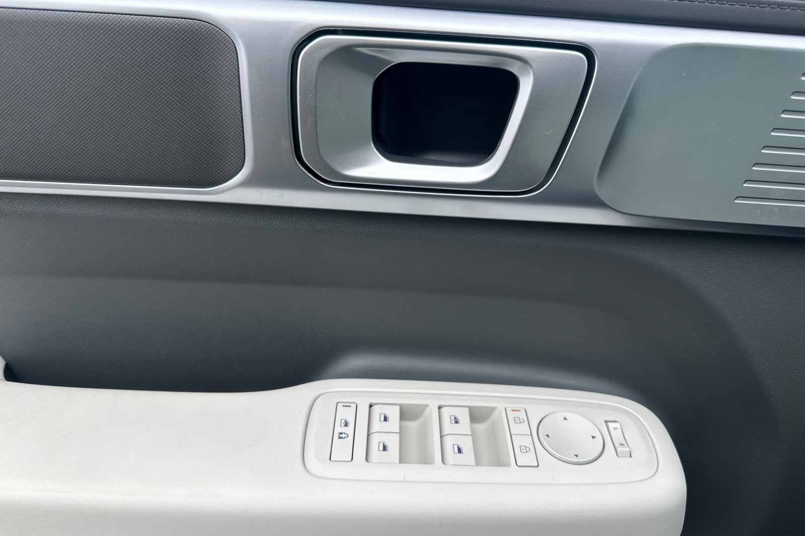 New 2025 Hyundai Santa Fe SE image 8