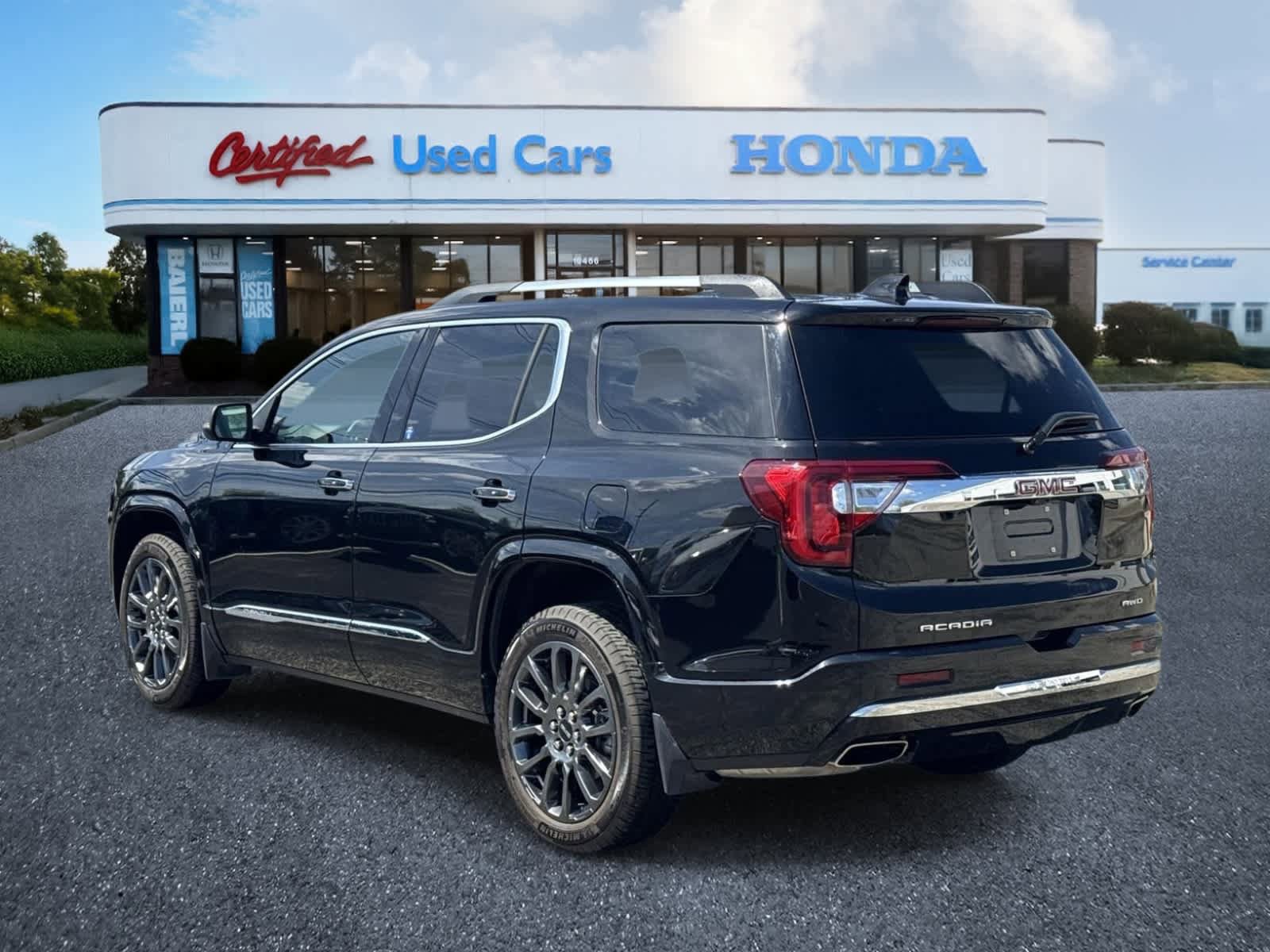 Used 2023 GMC Acadia Denali w/ Black Diamond Edition image 3