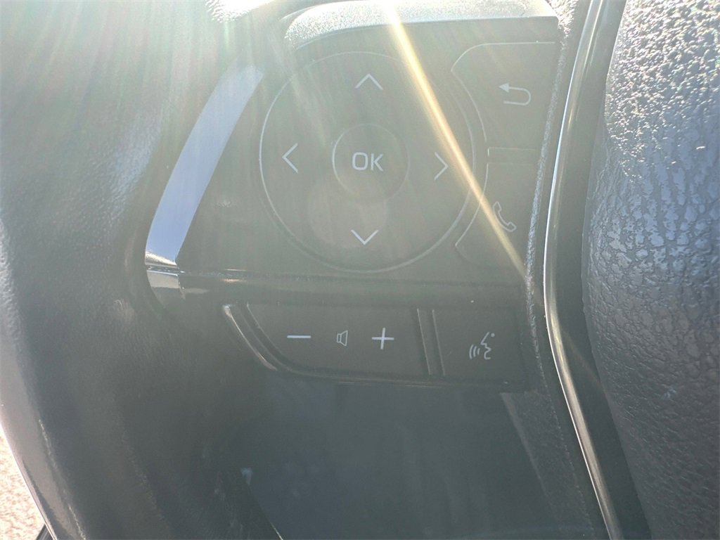 Used 2020 Toyota Camry SE w/ Sunroof Package image 24