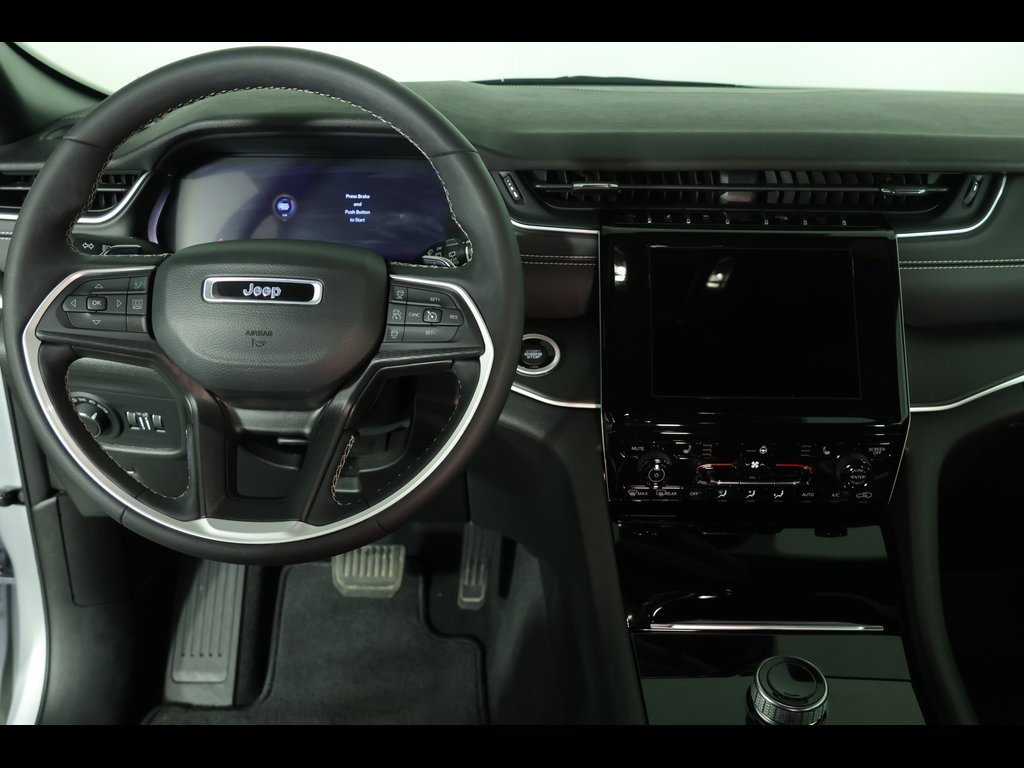 Used 2023 Jeep Grand Cherokee Altitude image 16