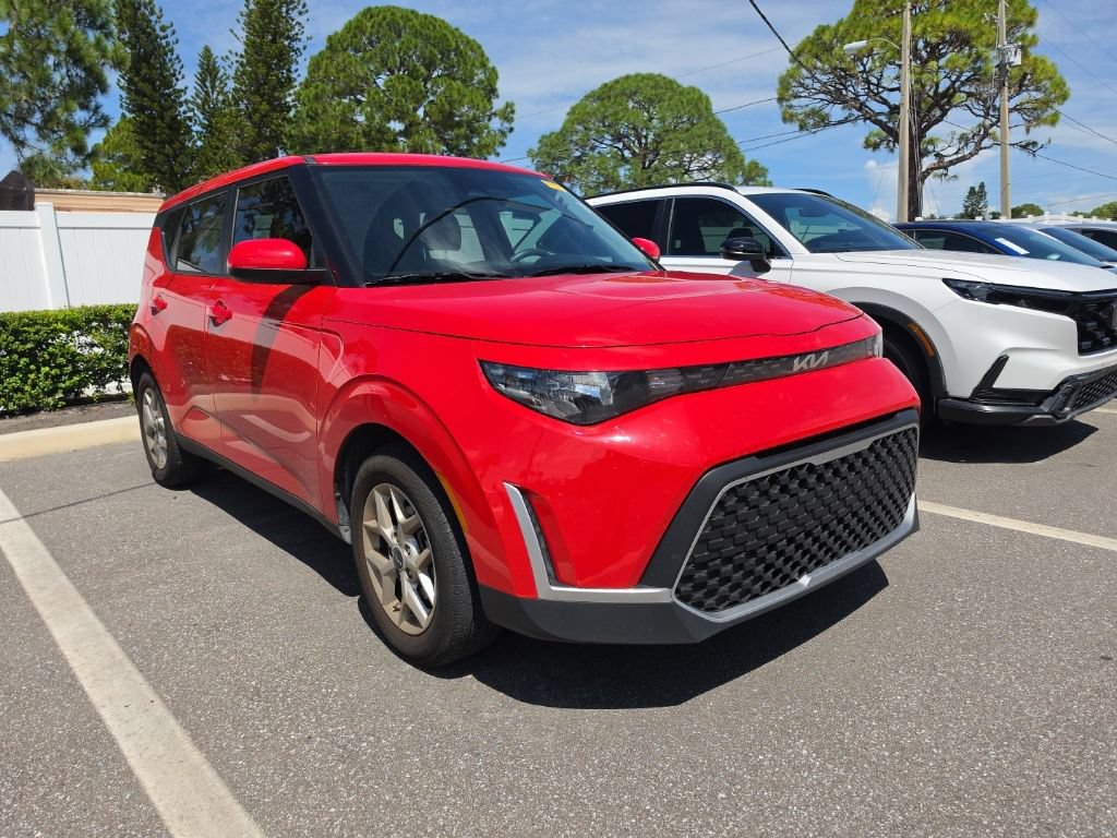 Certified 2025 Kia Soul LX w/ LX Technology Package FWD image 2