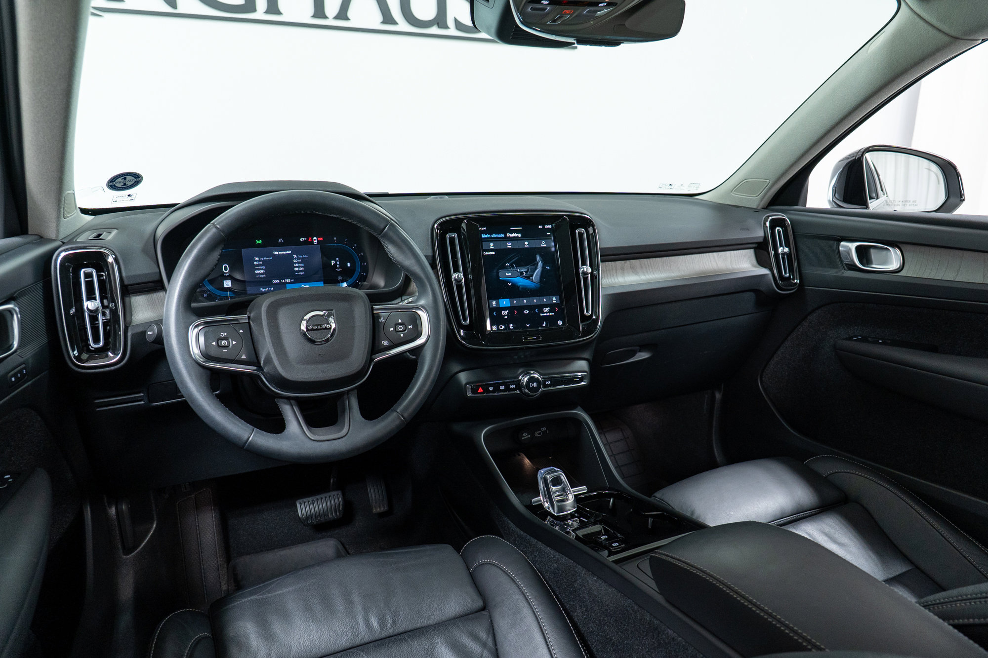 Used 2023 Volvo XC40 B5 Plus w/ Protection Package Premier image 16