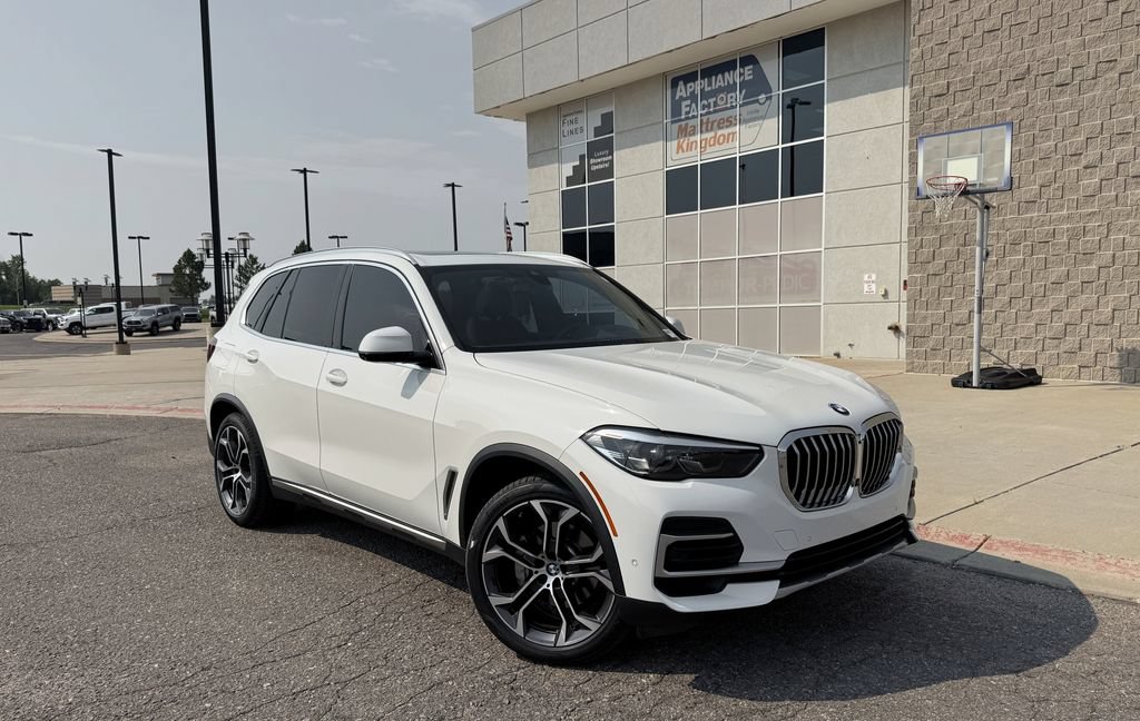 Used 2022 BMW X5 xDrive40i w/ Parking Assistance Package AWD/4WD image 2