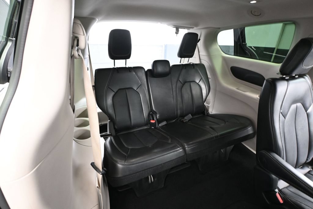 Used 2024 Chrysler Pacifica Touring-L FWD image 33