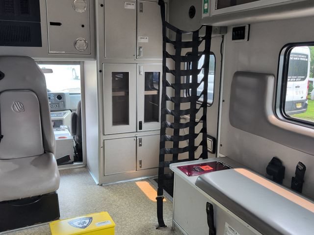 Used 2013 Ford E-450 and Econoline 450 Super Duty w/ Ambulance Prep Pkg RWD image 7