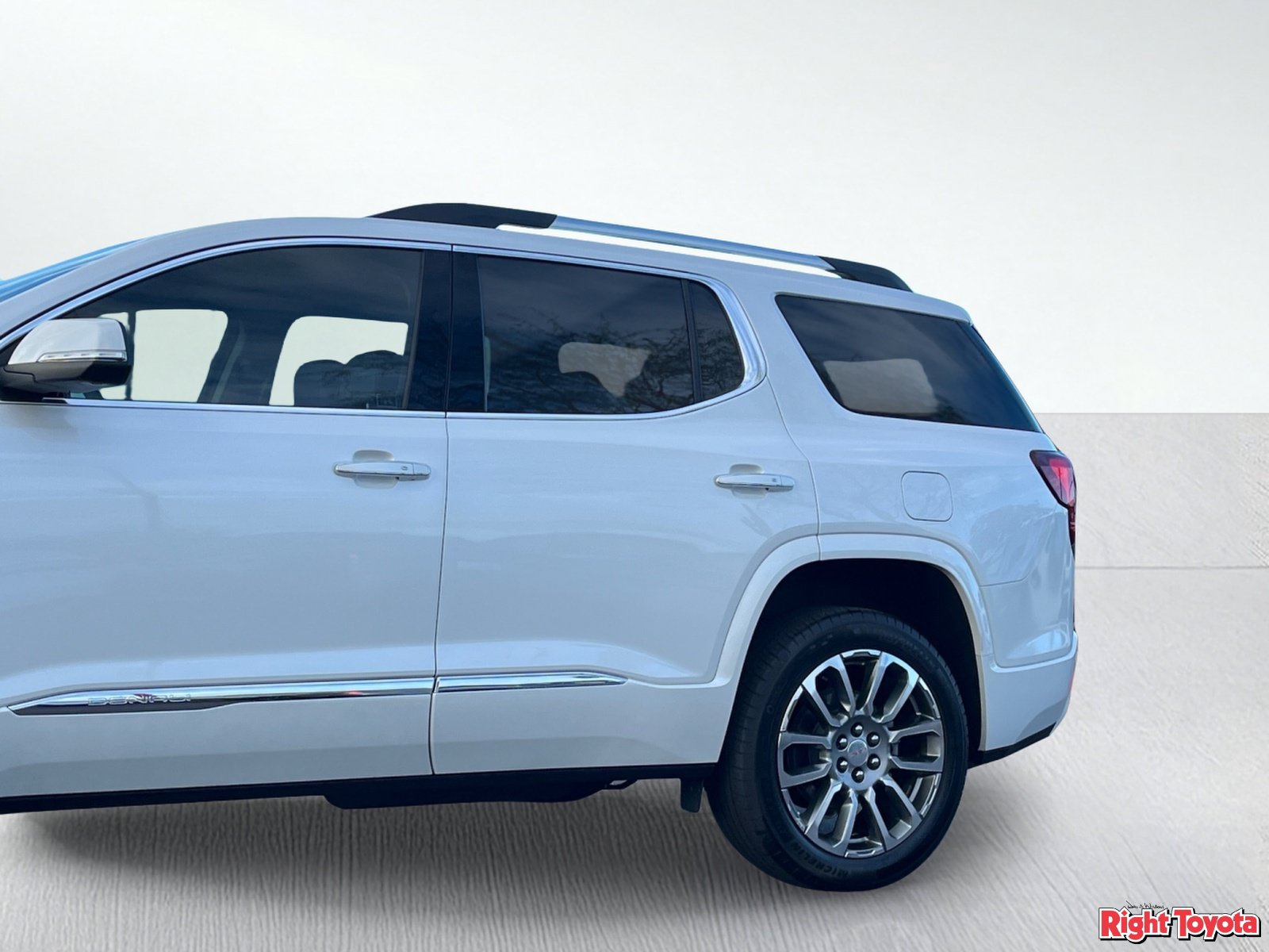 Used 2023 GMC Acadia Denali w/ Denali Ultimate Package FWD image 9