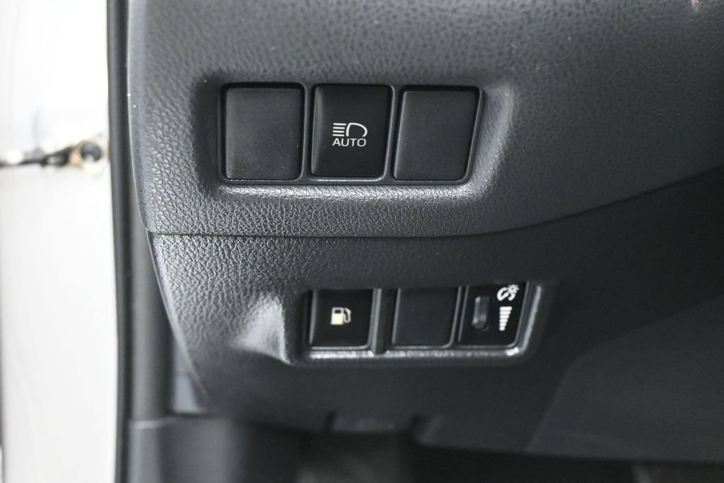 Used 2019 Toyota C-HR LE FWD image 15