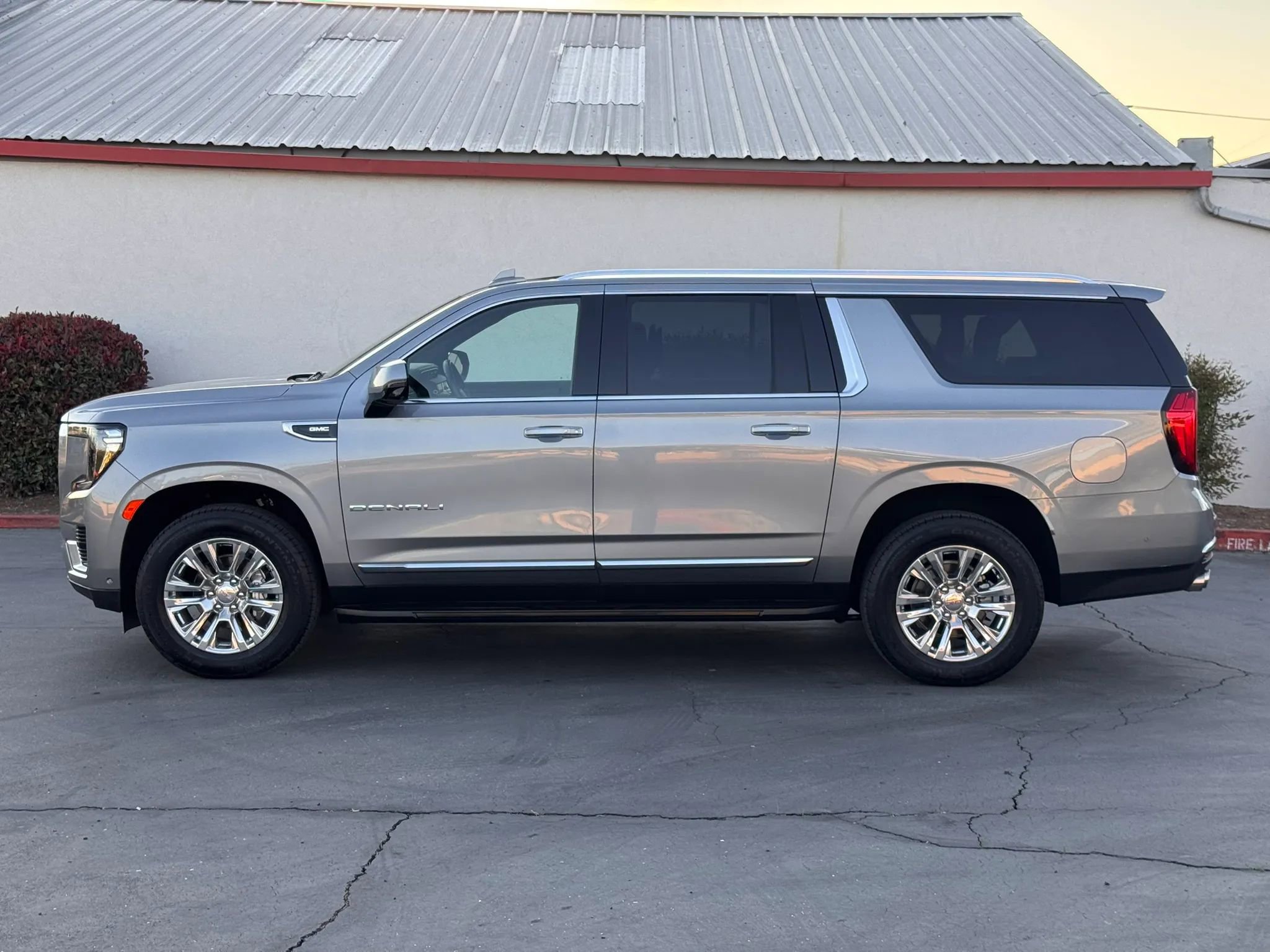 Used 2024 GMC Yukon XL Denali w/ Advanced Technology Package image 3