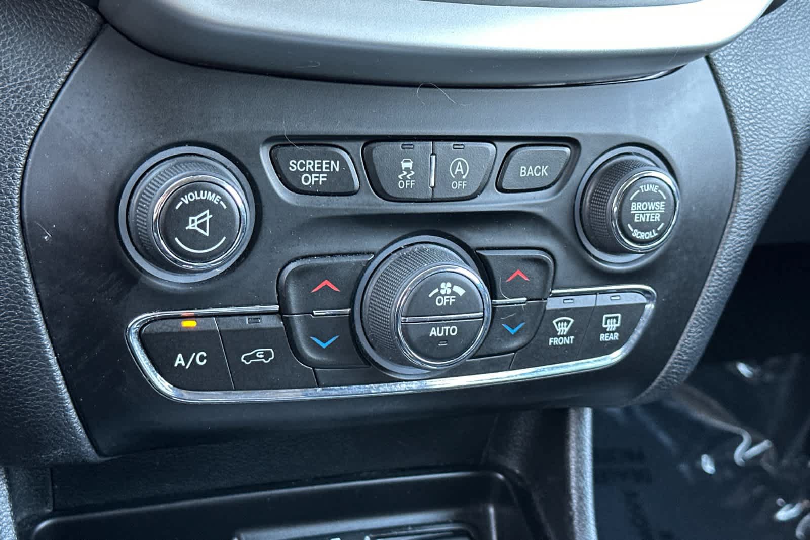 Used 2018 Jeep Cherokee Overland AWD/4WD image 23
