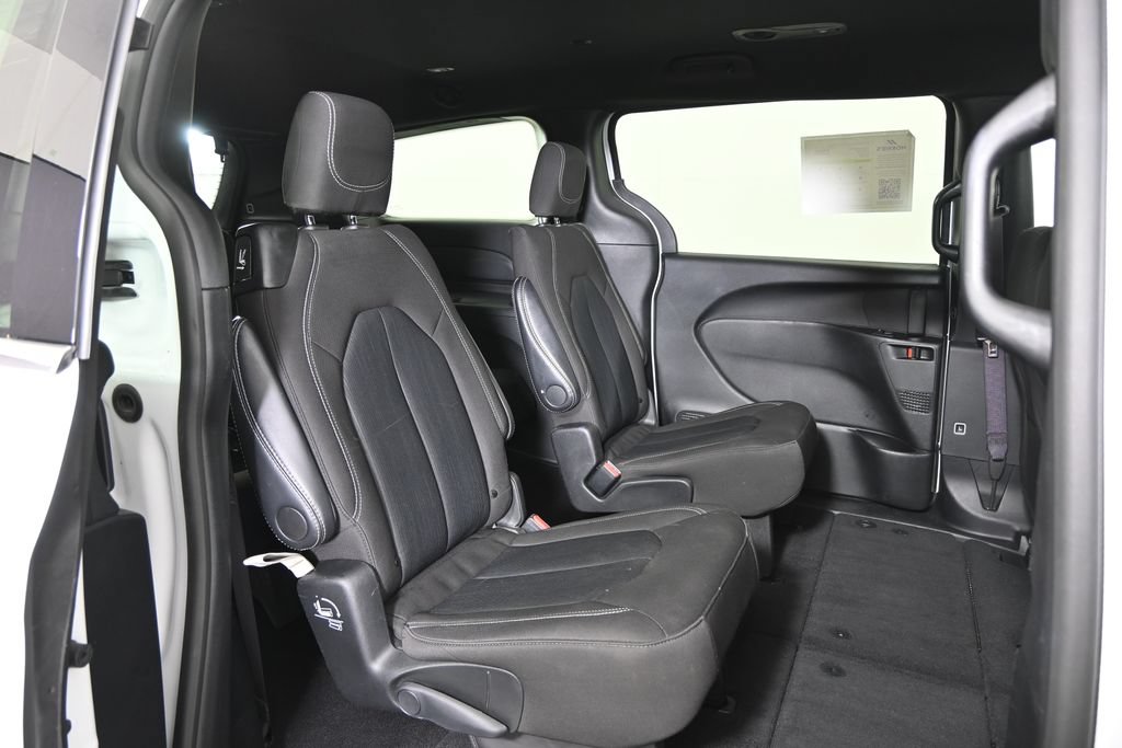 Used 2024 Chrysler Pacifica Touring FWD image 14