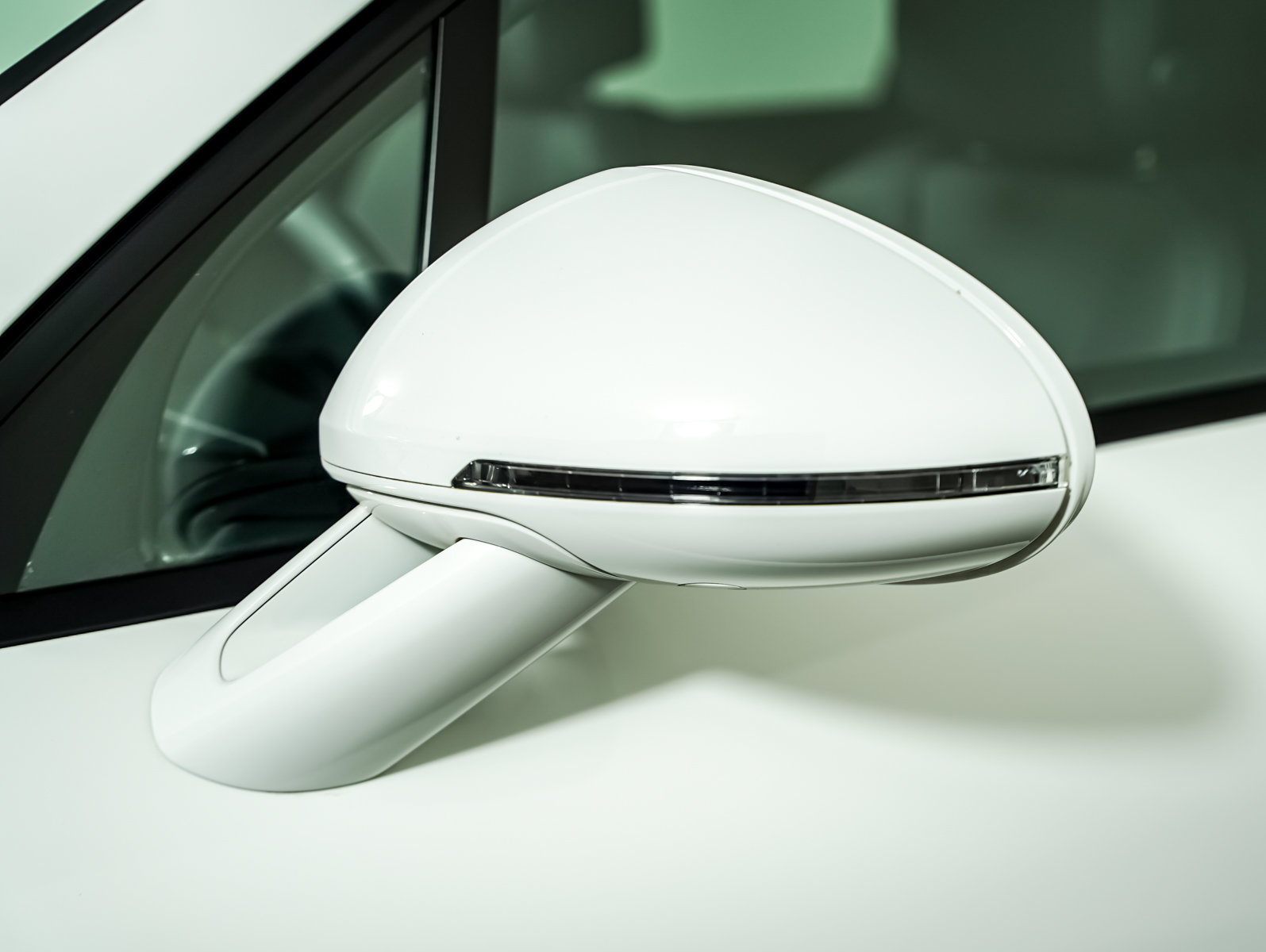 Certified 2023 Porsche Macan AWD/4WD image 28