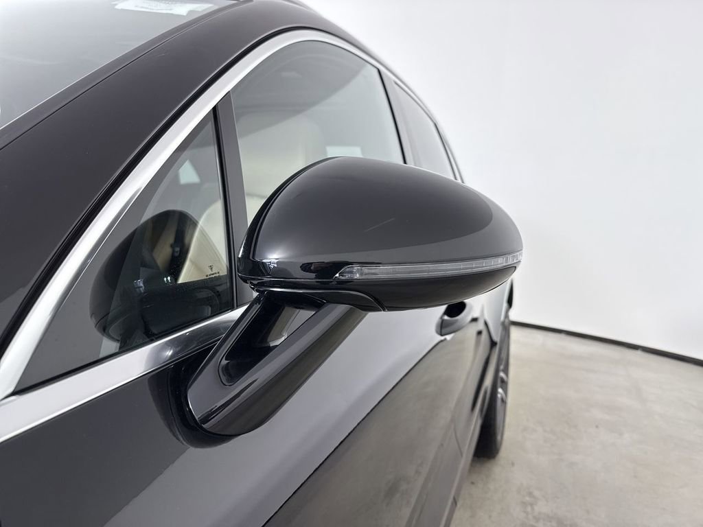 Certified 2025 Porsche Macan image 12