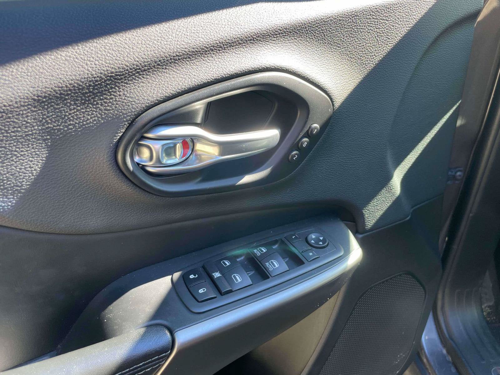 Used 2019 Jeep Cherokee Limited AWD/4WD image 14