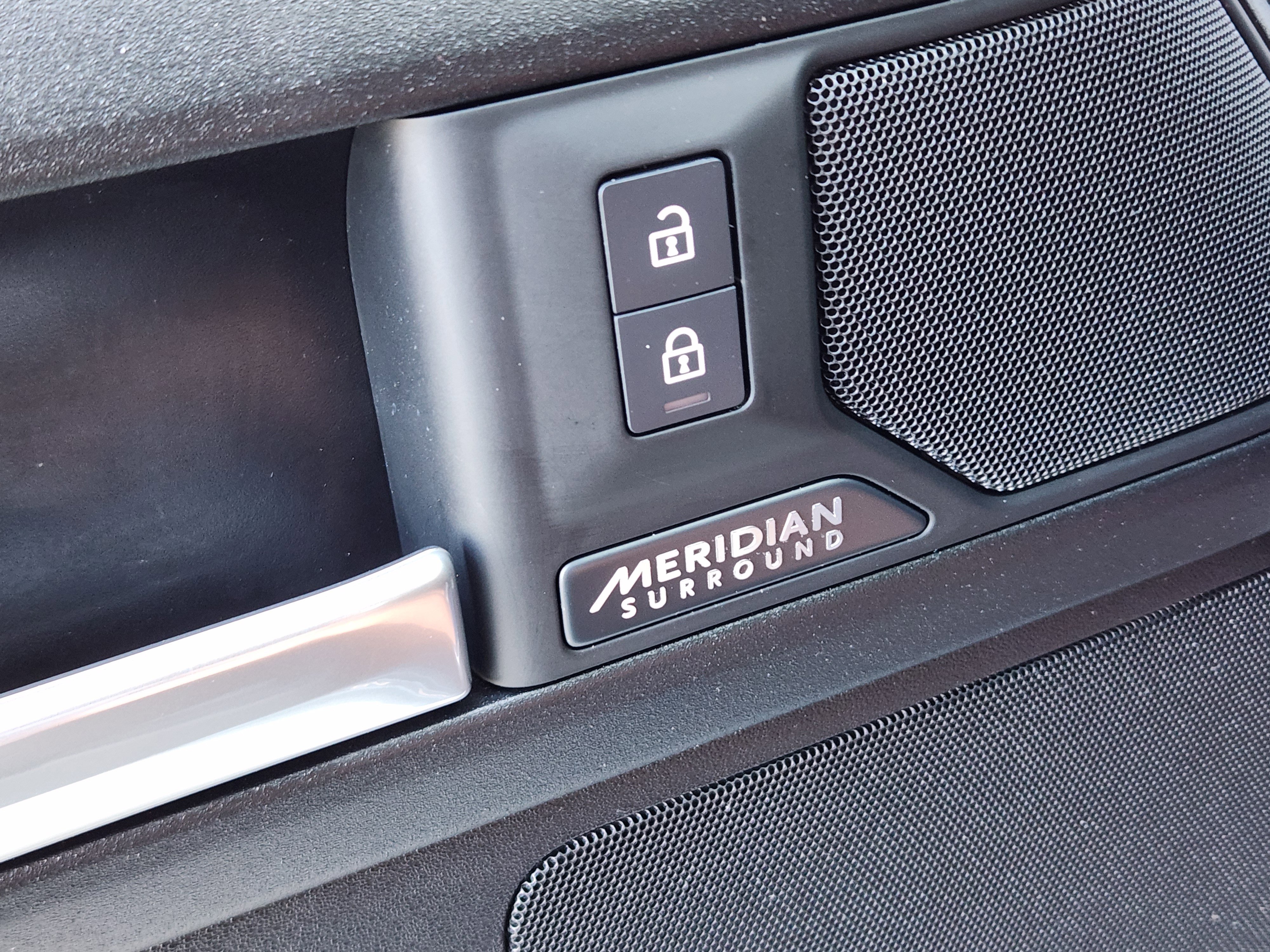 Certified 2025 Land Rover Defender 110 V8 image 24