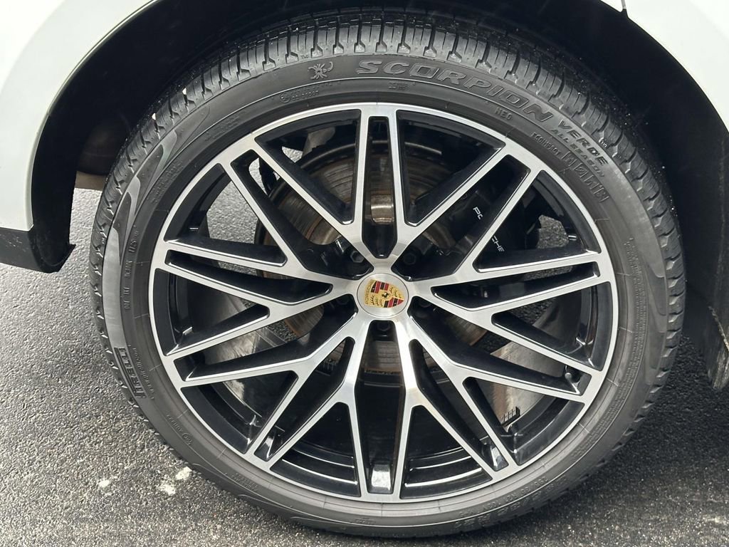 Certified 2025 Porsche Macan Turbo image 9