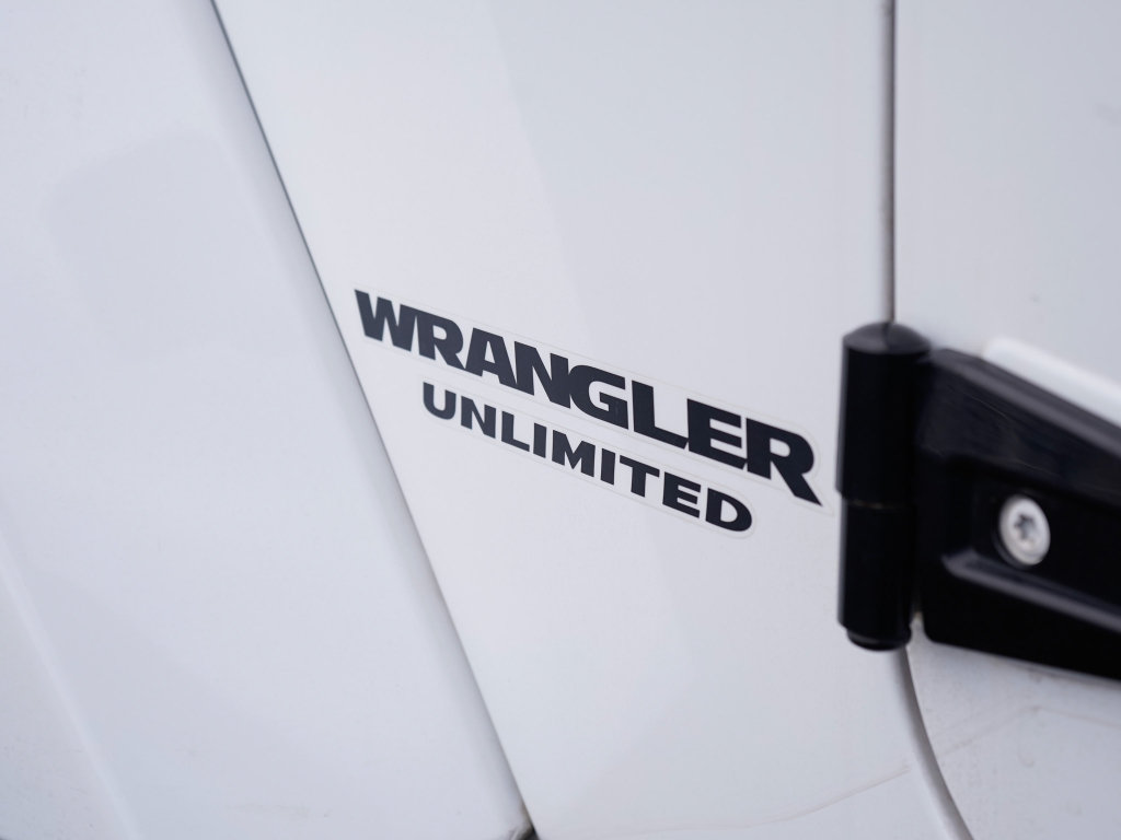 Used 2017 Jeep Wrangler Unlimited Sahara AWD/4WD image 6
