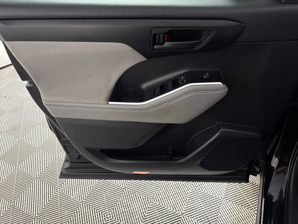 Used 2020 Toyota Highlander LE image 10