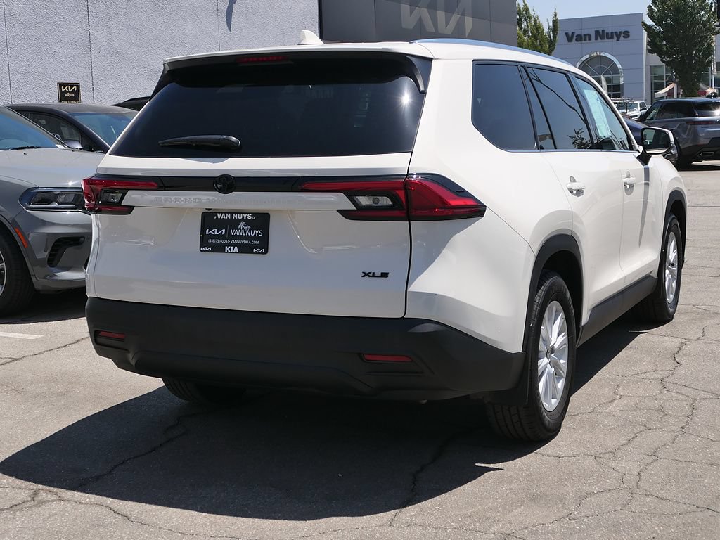 Used 2024 Toyota Grand Highlander FWD image 2