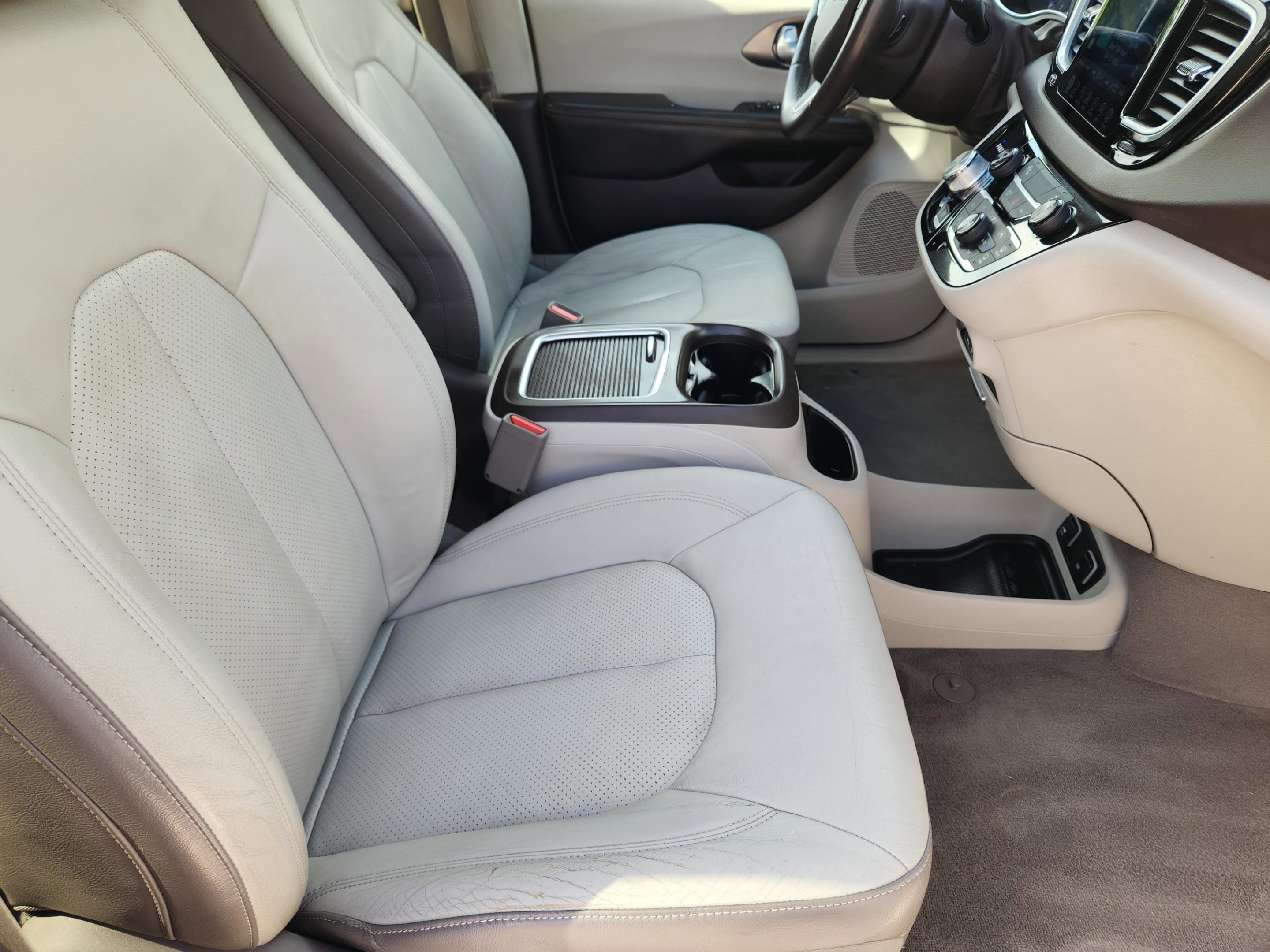 Used 2017 Chrysler Pacifica Touring-L Plus image 10