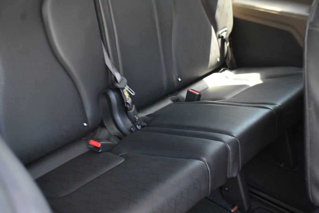 Used 2025 Kia Carnival FWD image 33