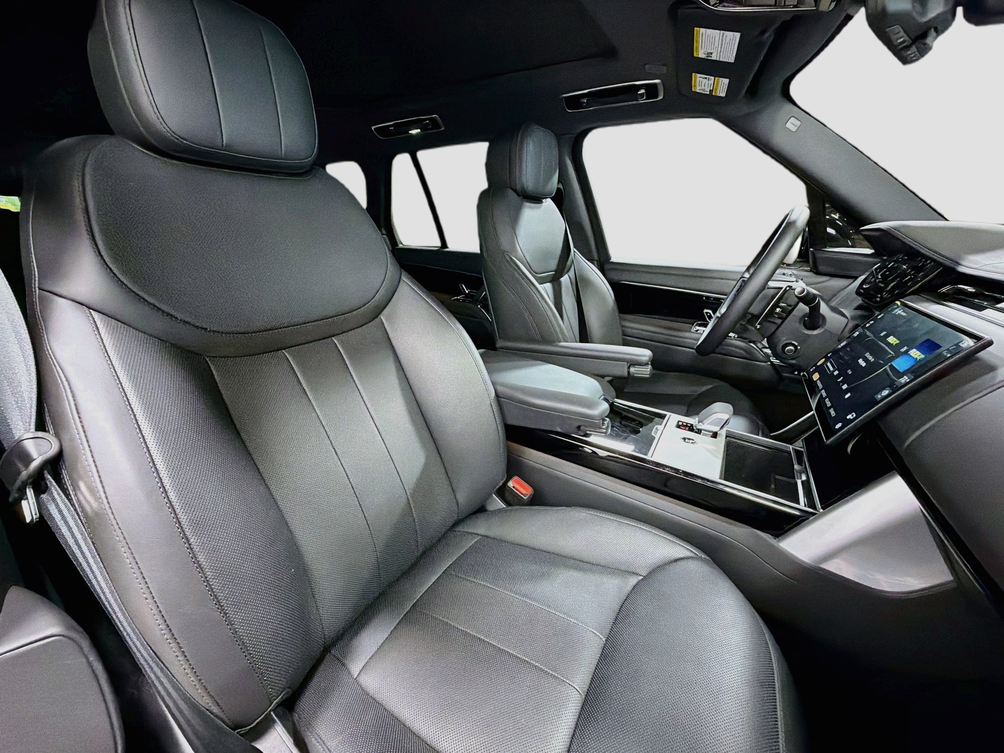 Certified 2025 Land Rover Range Rover SE AWD/4WD image 16