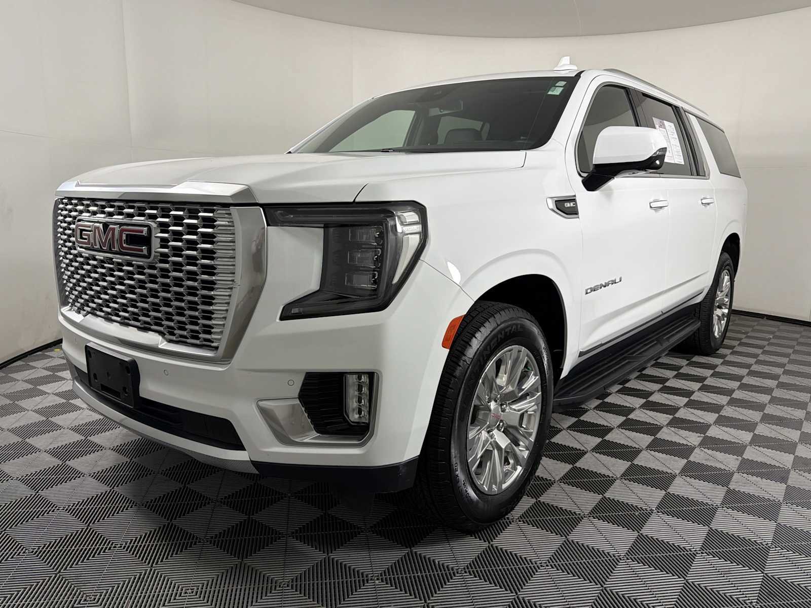 Used 2024 GMC Yukon XL Denali RWD image 3