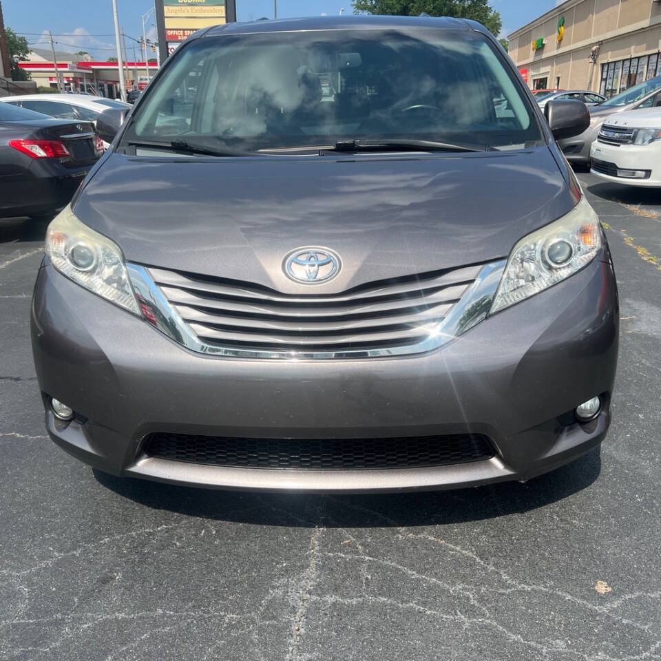 Used 2015 Toyota Sienna XLE FWD image 2