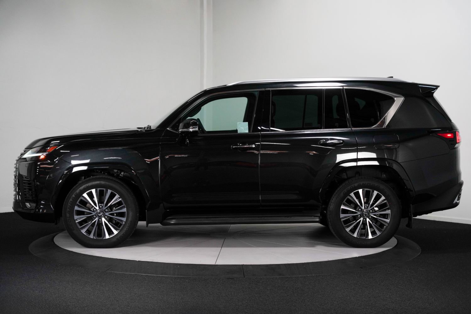 Used 2024 Lexus LX 600 4WD w/ Premium Package image 7