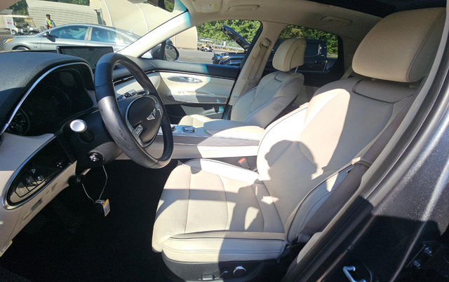 Used 2022 Genesis GV70 2.5T w/ Advanced Package AWD/4WD image 5