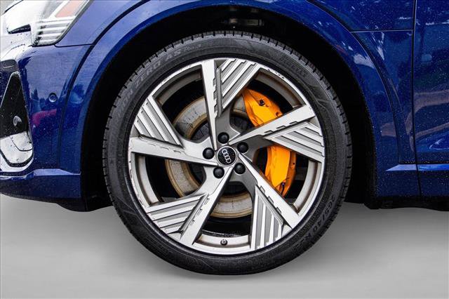 Used 2022 Audi e-tron Prestige w/ Prestige Package AWD/4WD image 9