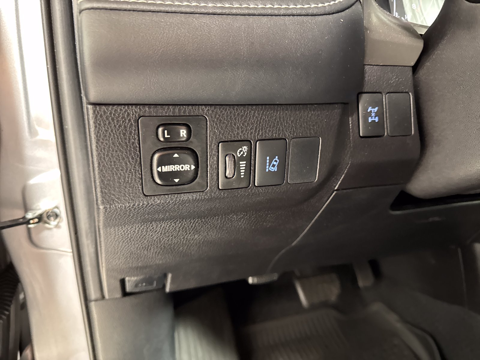 Used 2017 Toyota RAV4 XLE AWD/4WD image 18