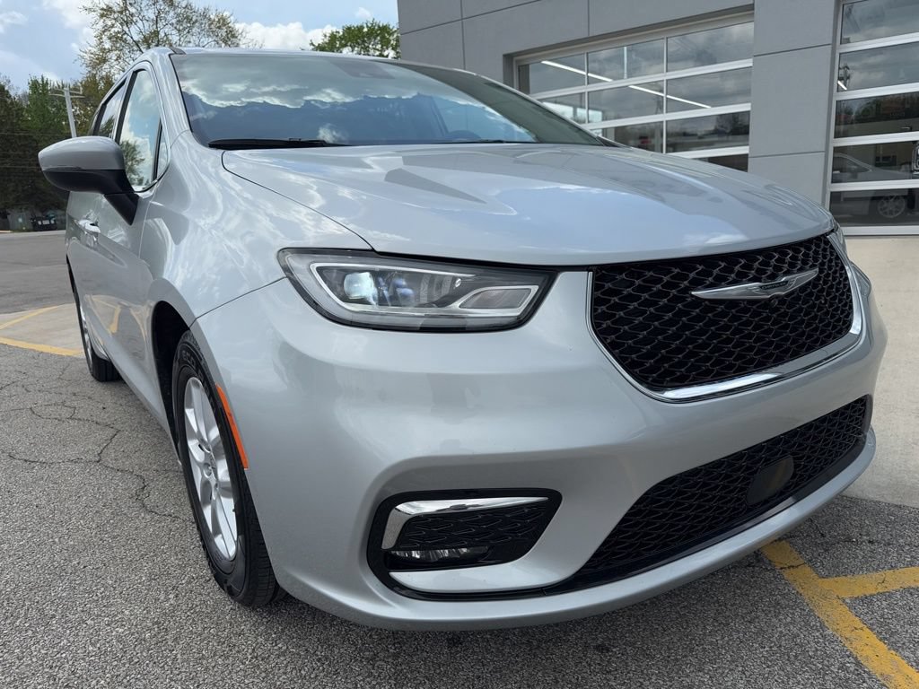 Used 2023 Chrysler Pacifica Touring-L FWD image 15