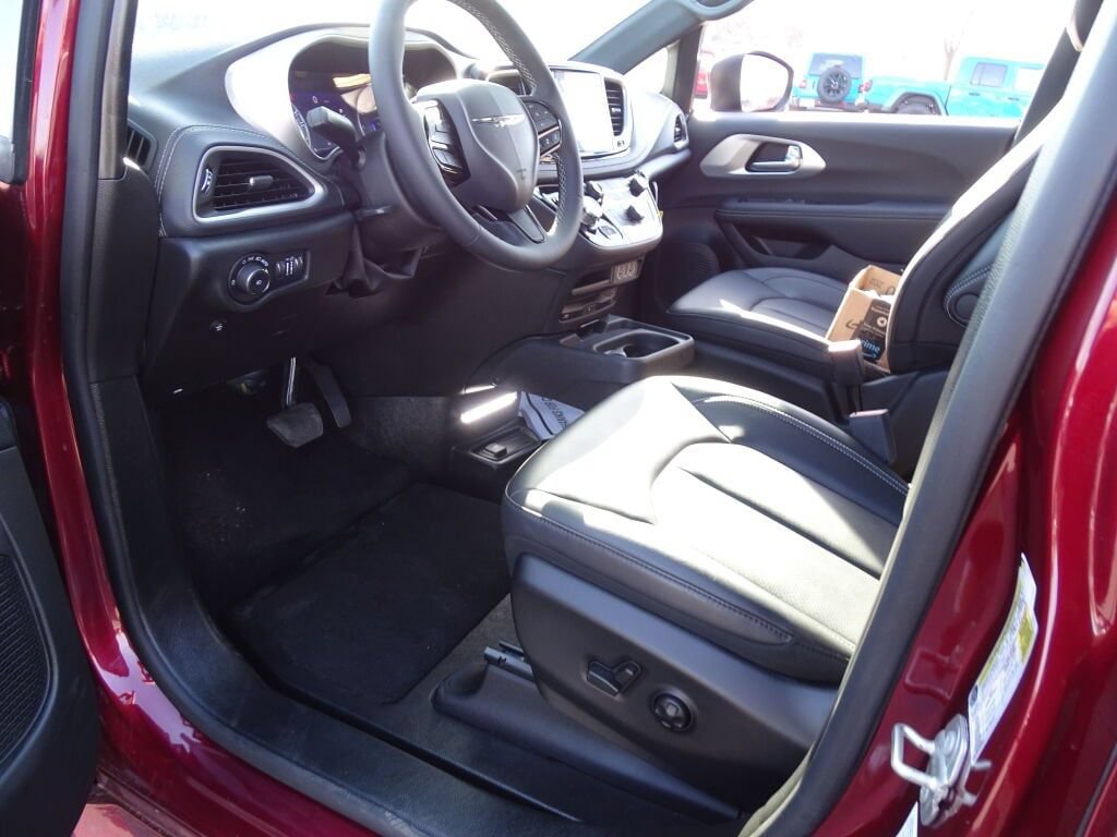 Used 2023 Chrysler Pacifica Touring-L w/ Uconnect Theater Family Group FWD image 19