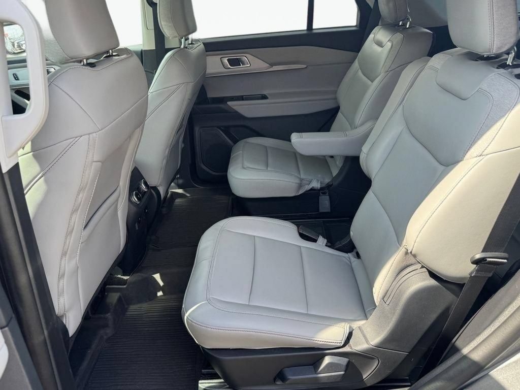 Used 2025 Ford Explorer Active w/ Active Comfort Package AWD/4WD image 37