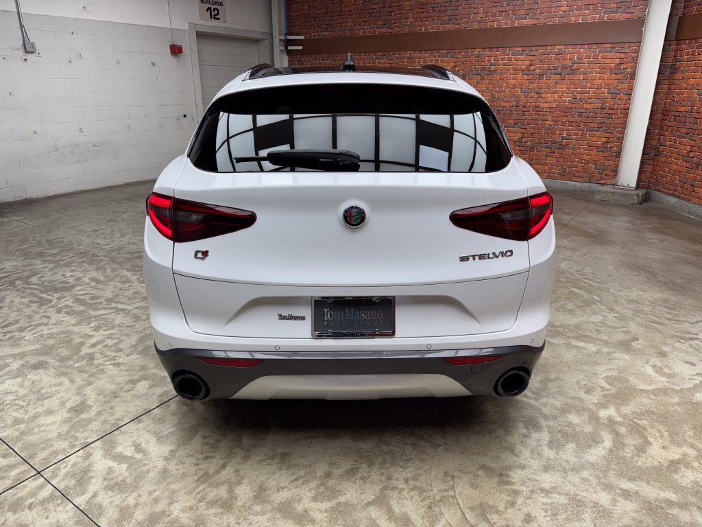 Used 2023 Alfa Romeo Stelvio Ti AWD/4WD image 3