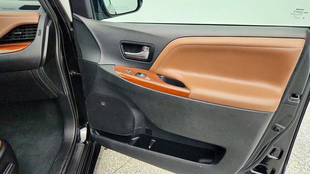 Used 2020 Toyota Sienna Limited Premium image 28