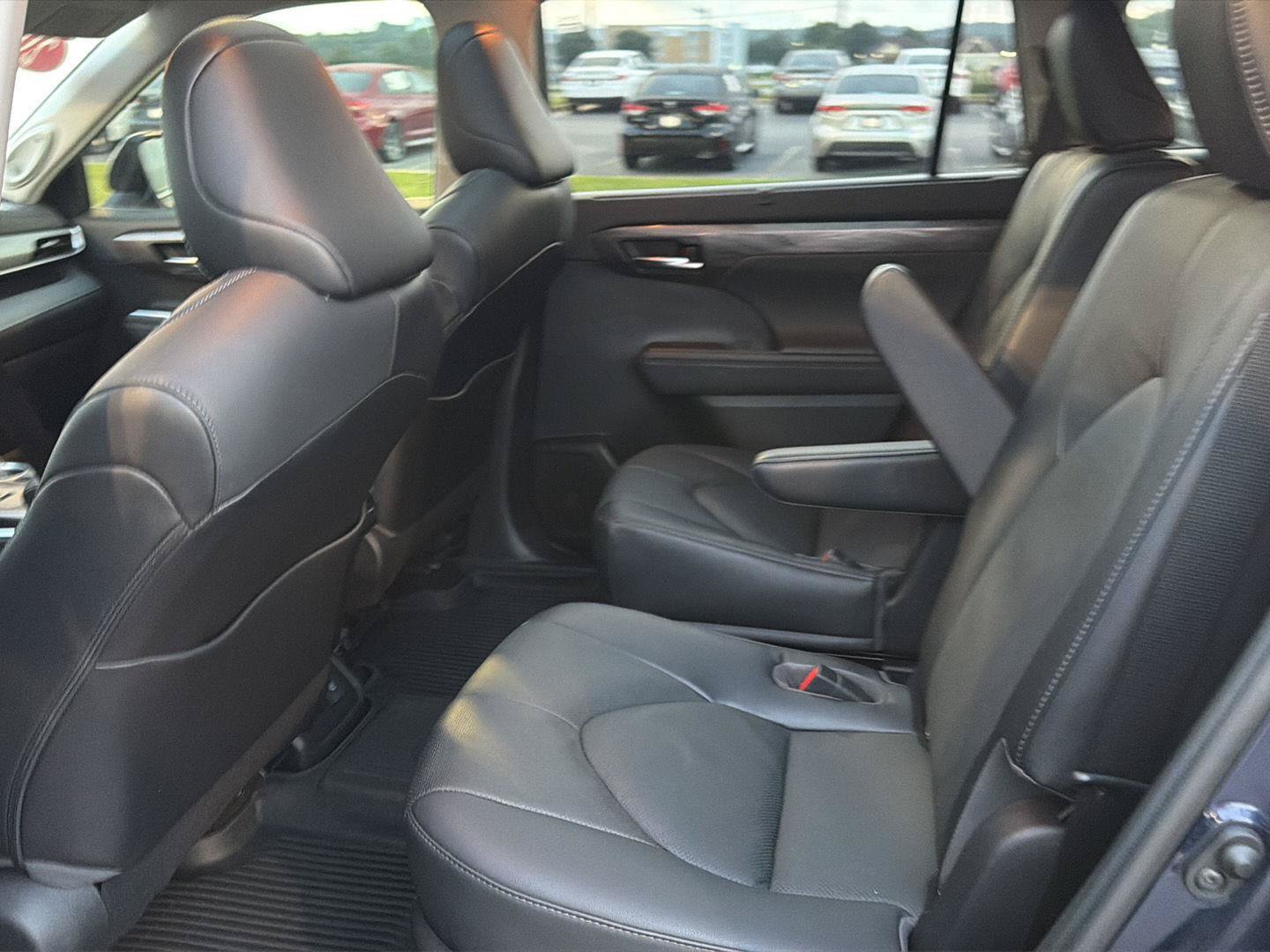 Used 2022 Toyota Highlander Platinum FWD image 11