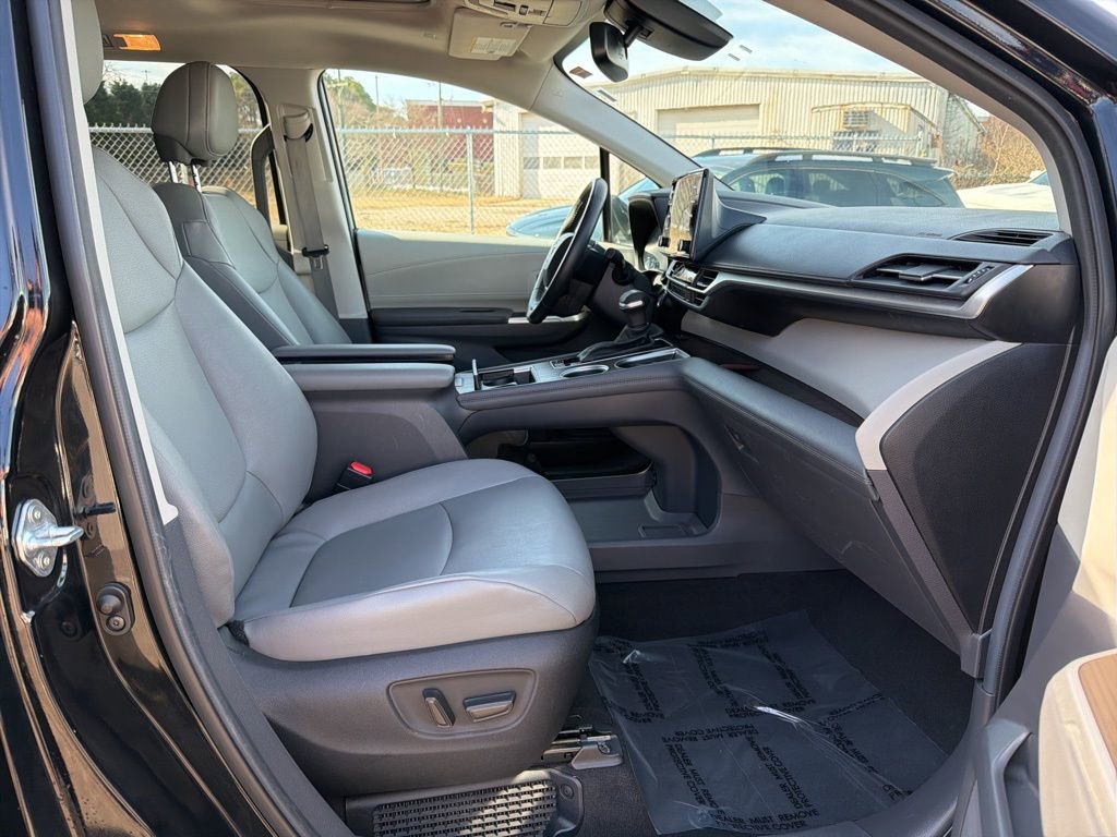 Used 2024 Toyota Sienna XLE image 32