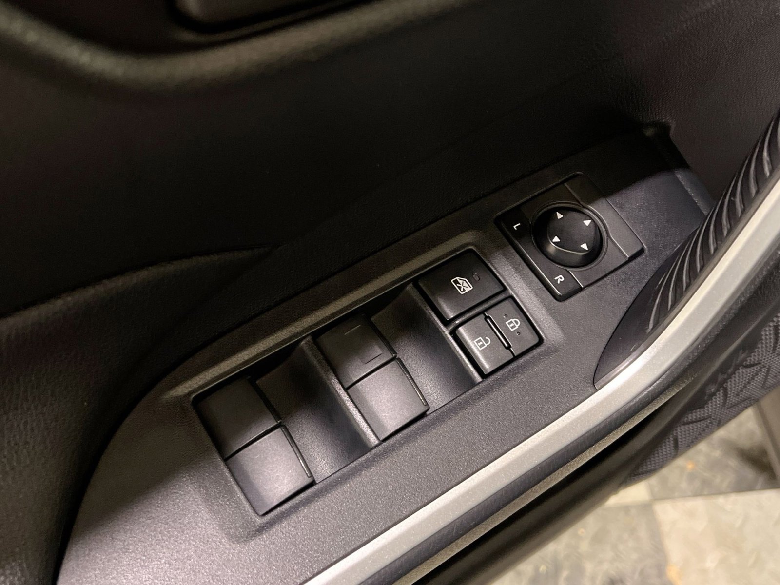 Used 2019 Toyota RAV4 LE image 29