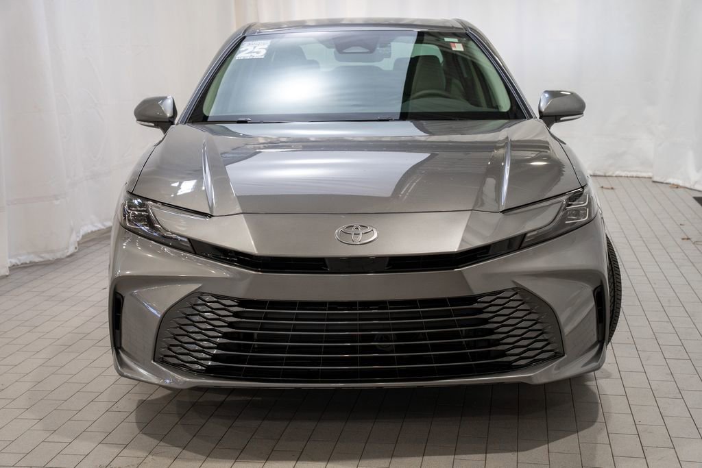 Used 2025 Toyota Camry XLE image 3