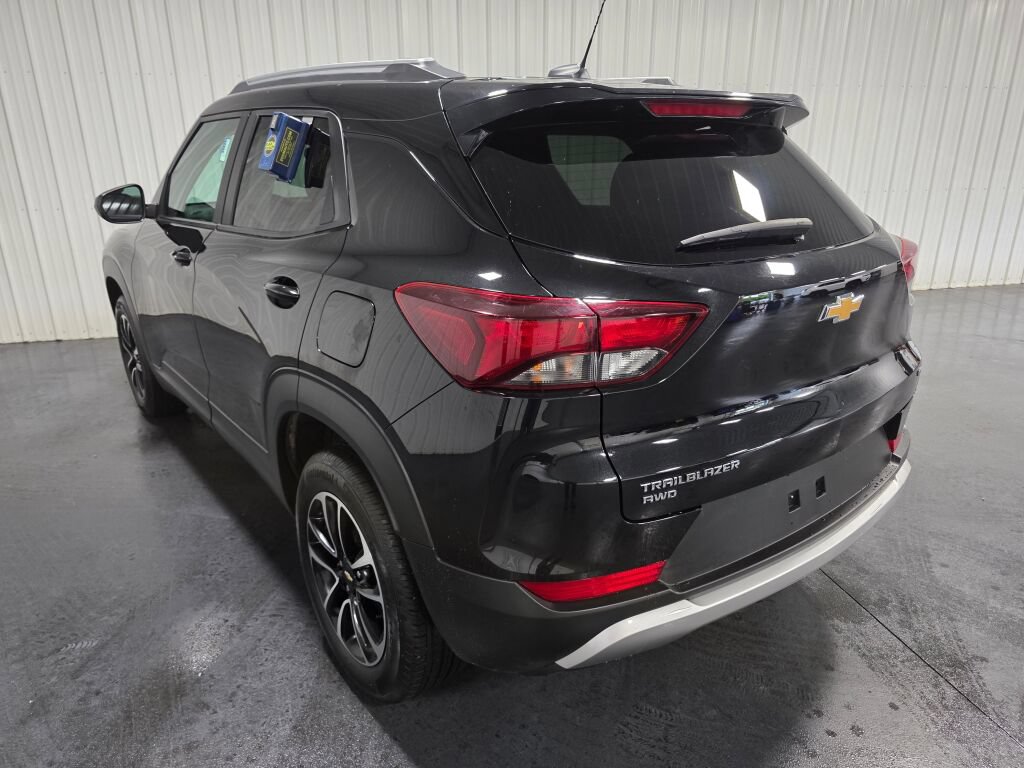 Used 2025 Chevrolet TrailBlazer LT AWD/4WD image 3
