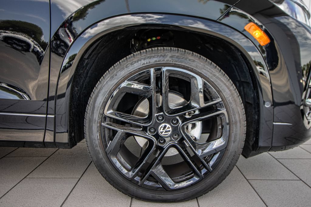 Certified 2025 Volkswagen Tiguan SE R-Line FWD image 5