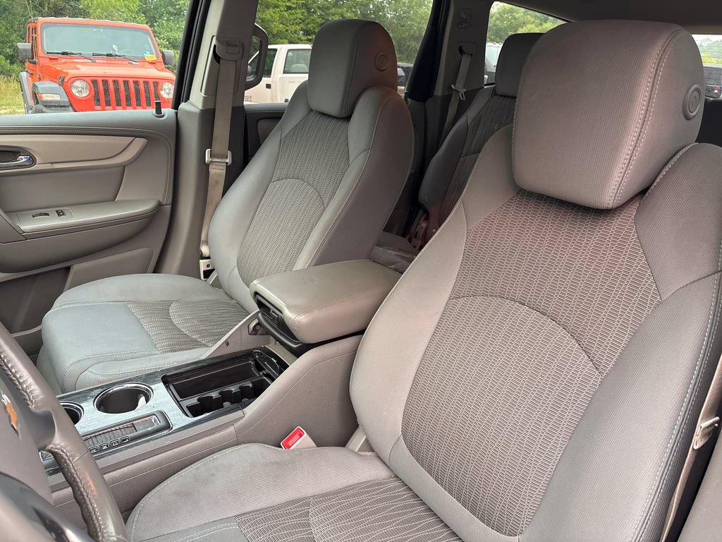 Used 2017 Chevrolet Traverse LT w/ Style and Technology Package FWD image 11