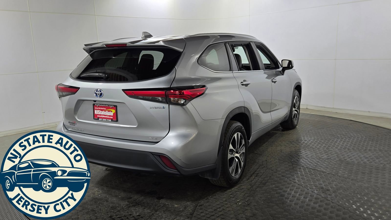 Used 2023 Toyota Highlander XLE AWD/4WD image 7